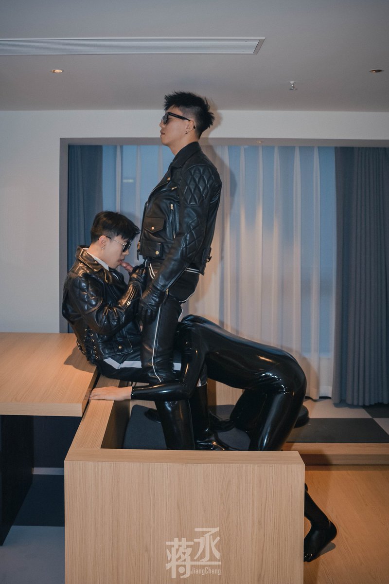 玩弄伪S和他的小狗
S：<a href="/LeatherSun/">sun leather</a>
伪S：<a href="/VitoZ108/">Vito梓伟</a> 
小狗：<a href="/Dfei147258/">D_废</a> 
📷：<a href="/JiangChengDH/">蒋丞</a>