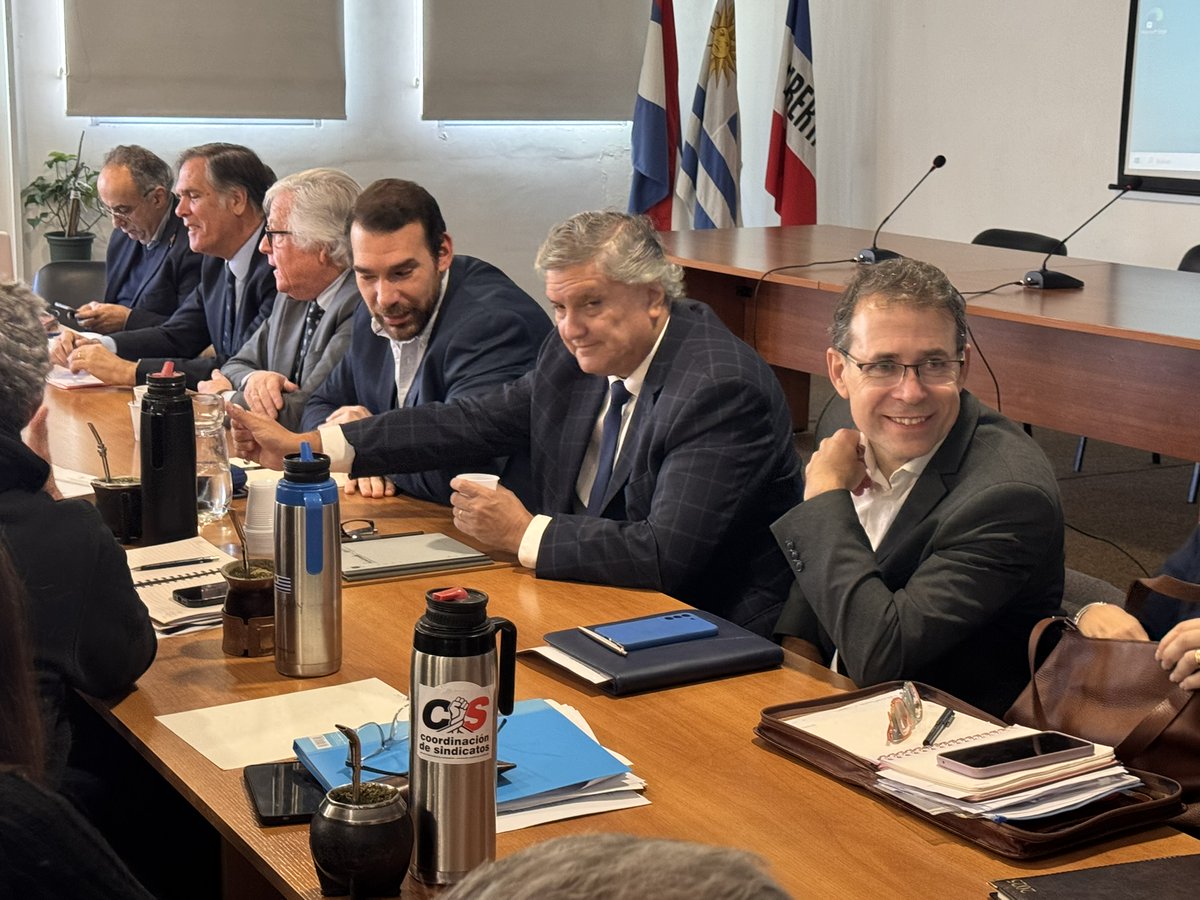 Otra Mañana 🔊 770 AM (@otramanana770) on Twitter photo ▶️ Más adelante en #OtraMañana770:
🎙️ Juan Mailhos, asesor jurídico de la <a href="/CamaraUY/">Cámara de Comercio y Servicios UY 🇺🇾</a>.
📌 ¿Qué valoración hacen de las pautas salariales presentadas por el gobierno?
<a href="/Oriental770/">Radio Oriental 770</a>
oriental.com.uy/inicio/en-vivo/ ▶️ Más adelante en #OtraMañana770:
🎙️ Juan Mailhos, asesor jurídico de la <a href="/CamaraUY/">Cámara de Comercio y Servicios UY 🇺🇾</a>.
📌 ¿Qué valoración hacen de las pautas salariales presentadas por el gobierno?
<a href="/Oriental770/">Radio Oriental 770</a>
oriental.com.uy/inicio/en-vivo/