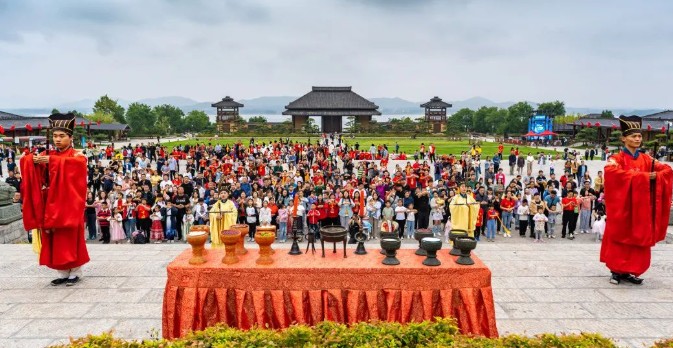 zzabyx1's tweet photo. 22国汉学家启动“齐鲁访学驻研计划”！深入曲阜孔庙、尼山圣境等文化地标，从典籍到田野，在行走中感知真实、立体的中国故事。👣#走读中国 #文化使者 https://t.co/SWwg8dl4il
