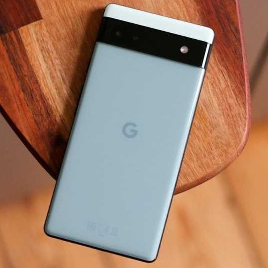 ⚙️ أطلقت Google تحديث يوليو لنظام Android 16 لأجهزة Pixel بدءاً من Pixel 6a وحتى سلسلة Pixel 9 الجديدة.
التحديث بحجم 35.42 MB على Pixel 9 Pro ويحمل رقم البناء BP2A.250705.008، ولا يتضمن تحديثات أمنية.
يجلب تحسينات مرئية لـ Android Auto واتصال Wi-Fi، وميزة إلزامية لإدارة البطارية