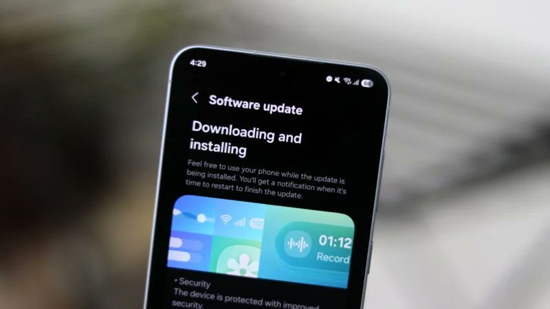 🛡️ قامت شركة Samsung بتفصيل تحديثها الأمني لشهر يوليو 2025 لأجهزة Galaxy، والذي يعالج 40 ثغرة أمنية.
يتضمن هذا التحديث تصحيحات من Google و Samsung وشركاء آخرين:
🔧 إصلاحات شاملة: يعالج التحديث 40 ثغرة أمنية، بالتعاون مع Google.
💡 مشكلة أشباه الموصلات: إصلاح ثغرة حرجة تؤثر على