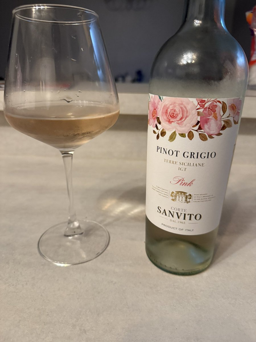 superr_sydd's tweet photo. Put it in the summer rotation @KarateSkool @Hi_Biancaaaa #virtualwineclub https://t.co/PTjhwXaW9L