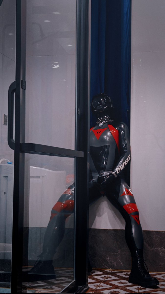 「你看 洗衣房里是不是有个人？」
「好像是个人偶？？」
「不如走近看看」
好不好？