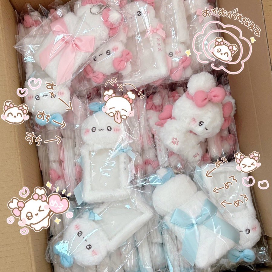 この子達(チェキホルダーもふわぬいリボンちゃんも)お耳のリボンは取り外し可能で、自分だけの可愛いをつくれます🫶🏻💗

ただ、お外で無くさないようにお気を付けください🙇🏻‍♀️

私はリボン替えておめかしさせたくて固定してないけど、変えない方はくっ付けても良いかもです🎀