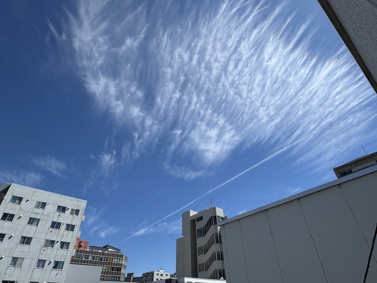 kazzazy's tweet photo. いまそら。　いや、いまくも？

なるほど。これがスマホ的写真撮影の典型か。 笑

#iphone15pro https://t.co/YPtGo3tBi9