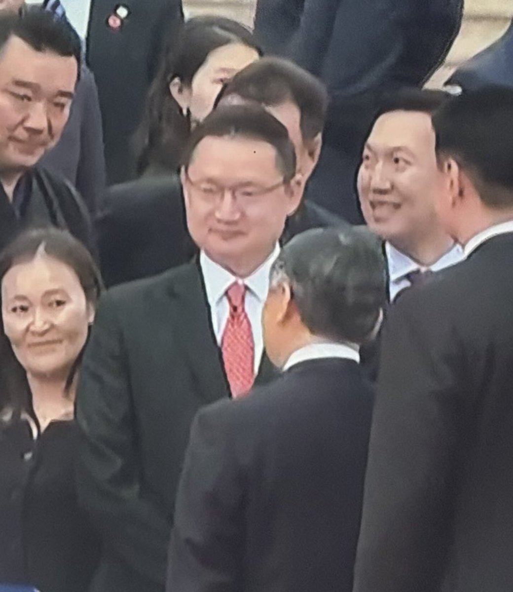 Хэл мэдэхгүй нь Учрал шиг худ инээгээд л байхаас. Элчин Баярсайхан, сумочид бүгд Японоор ярьж байв!
Хэл мэдэхгүй ч Учрал Оросын Улаан Үд-д МАН-ын түүхийн сэдвээр док хамгаалсан гэлүү!