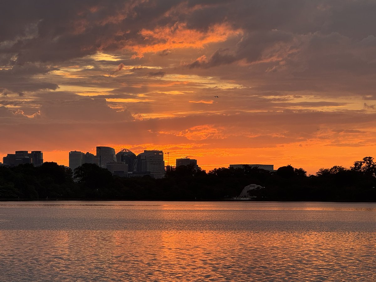 StewartVerdery's tweet image. What a stunner #sunset in the DMV @capitalweather @StormHour @ThePhotoHour @dcstormchaser @PoPville