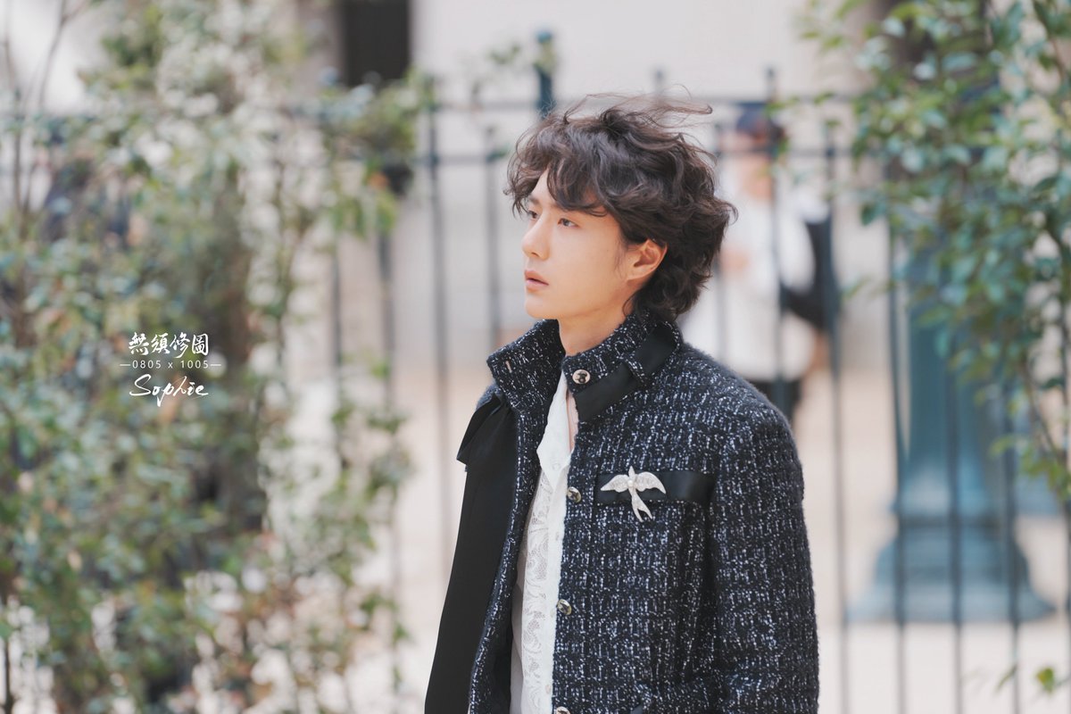 어제 퇴근길 선글라스 벗은 모습 ㅎㅎㅎ
이게 더 예뿜 ㅜㅜㅜ

cr. 无须修图丨0805x1005