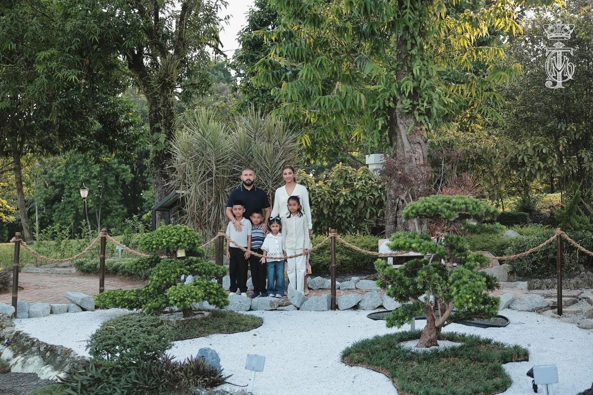 HRHJohorII's tweet image. Duli Yang Amat Mulia Tunku Mahkota Ismail, Pemangku Sultan Johor, Yang Amat Mulia Che' Puan Mahkota Khaleeda Johor, Duli Yang Amat Mulia Tunku Iskandar Ibni Tunku Ismail, Raja Muda Johor serta paduka anakanda berangkat ke Taman Botani Diraja Johor, Istana Besar Johor pada 8 Julai…