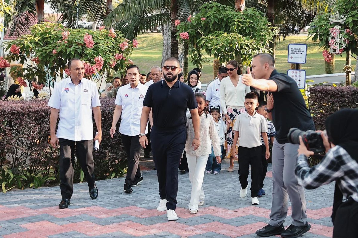 HRHJohorII's tweet image. Duli Yang Amat Mulia Tunku Mahkota Ismail, Pemangku Sultan Johor, Yang Amat Mulia Che' Puan Mahkota Khaleeda Johor, Duli Yang Amat Mulia Tunku Iskandar Ibni Tunku Ismail, Raja Muda Johor serta paduka anakanda berangkat ke Taman Botani Diraja Johor, Istana Besar Johor pada 8 Julai…
