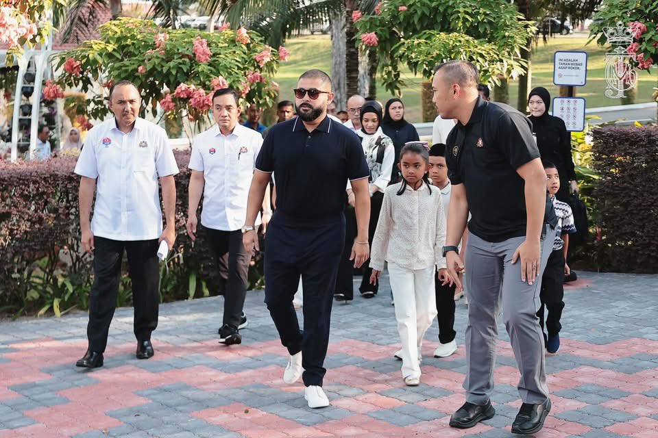 HRHJohorII's tweet image. Duli Yang Amat Mulia Tunku Mahkota Ismail, Pemangku Sultan Johor, Yang Amat Mulia Che' Puan Mahkota Khaleeda Johor, Duli Yang Amat Mulia Tunku Iskandar Ibni Tunku Ismail, Raja Muda Johor serta paduka anakanda berangkat ke Taman Botani Diraja Johor, Istana Besar Johor pada 8 Julai…