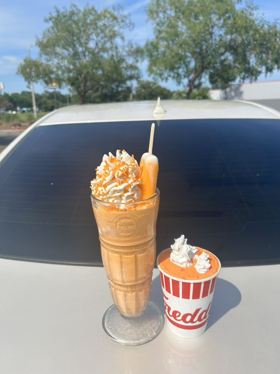 SteaknShake's tweet image. Steak n Shake vs Freddy’s
Arnold vs Danny
Double the size ✅
Double the quality ✅
And lower cost! ✅
Freddy’s an expensive wannabe Steak n Shake
Stay smart my friends