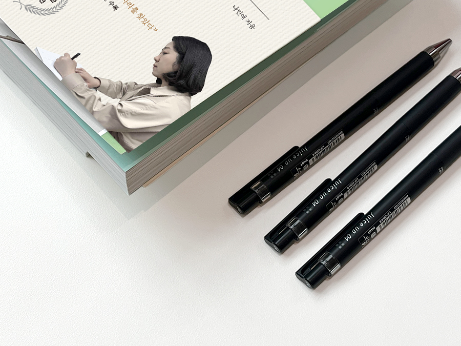 ‘풀꽃 시인 나태주의 딸’이자 
‘서울대 강의평가 1위 선생님’으로 알려진 
나민애 교수가 직접 뽑은 인생 시 77편을 담은 필사집!

『단 한 줄만 내 마음에 새긴다고 해도』 출간!

🔗 ye4.kr/7kTPR
💙 사은품 : 필사펜 (선택증정, 포인트차감)