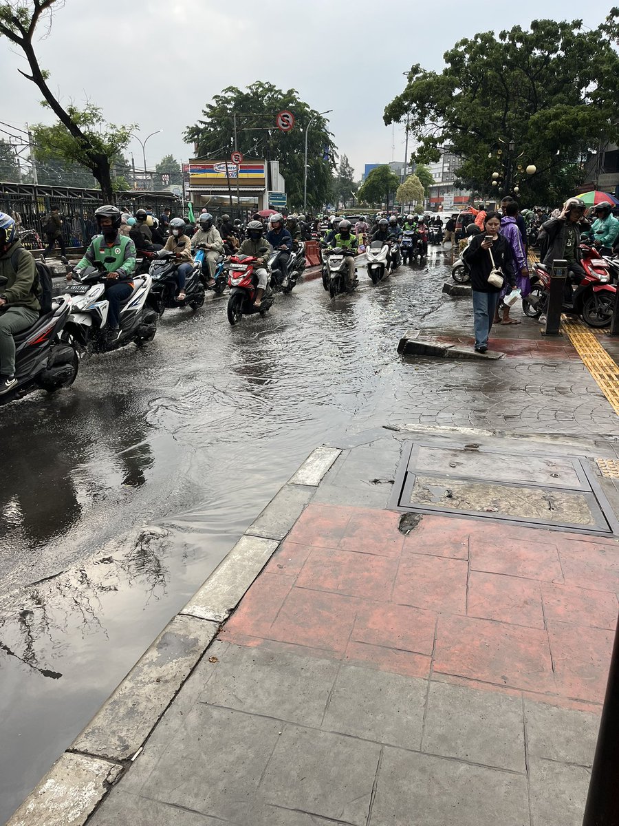 bintik70's tweet photo. pak @mas_triadhianto saya yakin bapak bisa menyelesaikan genangan di depan stasiun bekasi.

Dekat kantor bapak, di stasiun pula pak tempat orang datang pergi, kalo cakep teratur ga ngegenang bekasi keliatan lebih keren pak.

@txtdrbekasi https://t.co/mxYSExFURG