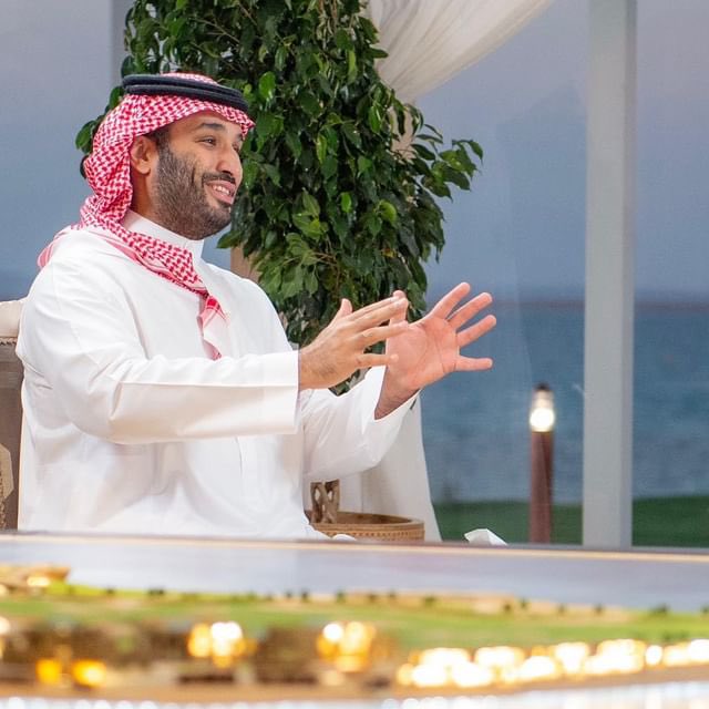 S_H_188's tweet image. حد السمـا هقواته وهوماته
ما يعتـرف بالحاجة العاديّـة
شف جلسته وايدينه ونظراته
كنّه يديـر .. الكورة الأرضيّـة .