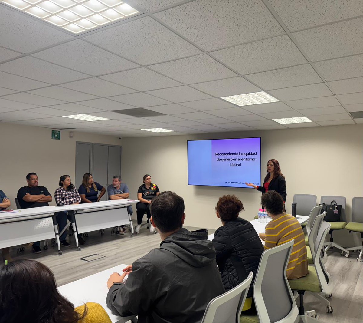 Hoy se impartió el taller "Reconociendo la Equidad de Género en el entorno laboral" al personal administrativo de la Coordinación General de Control Escolar.
Con estas acciones, reafirmamos nuestro compromiso con el respeto, la equidad y el fortalecimiento de una cultura laboral