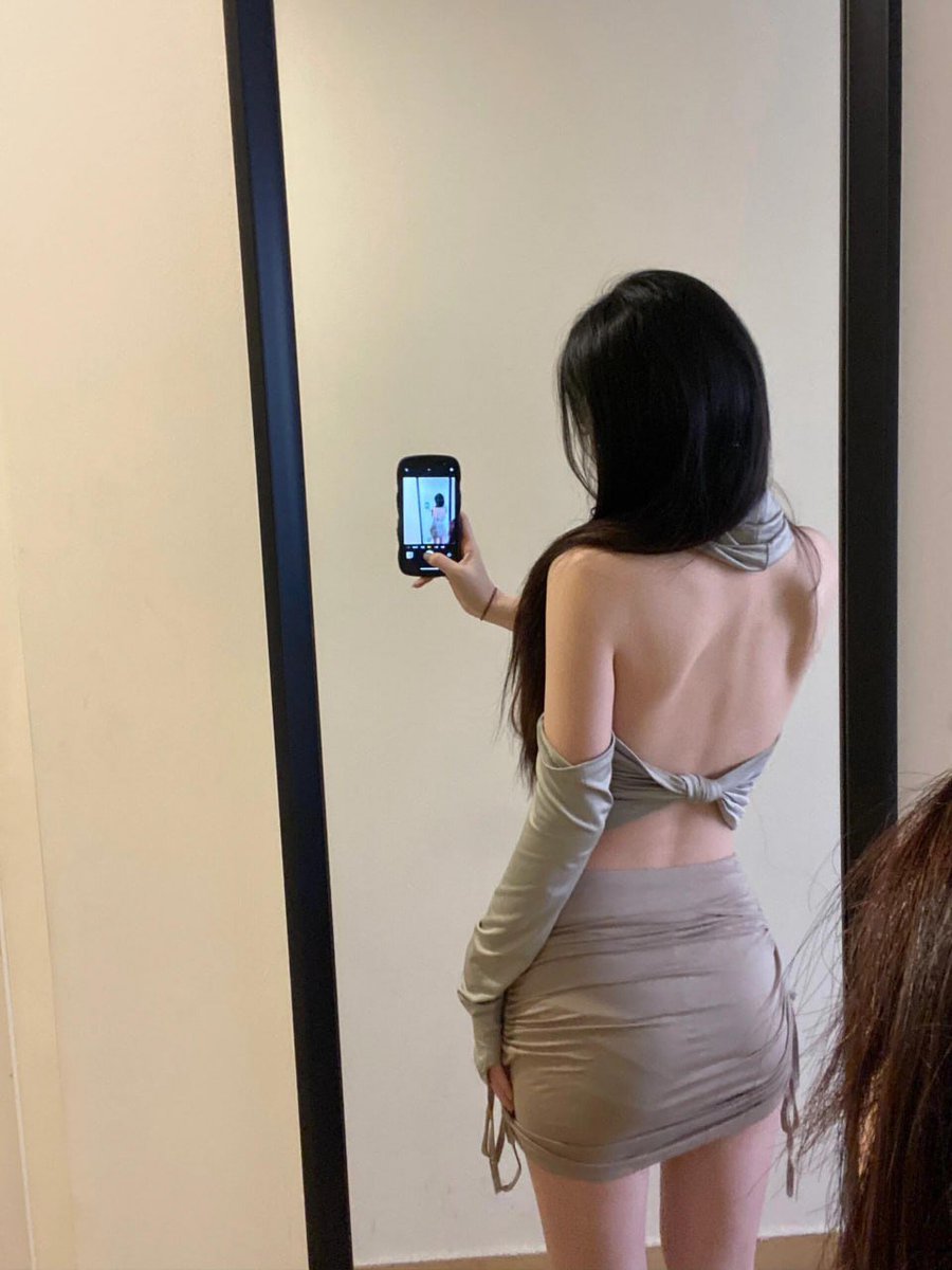 when I go to the mirror and my mind tells me you take a picture 😂