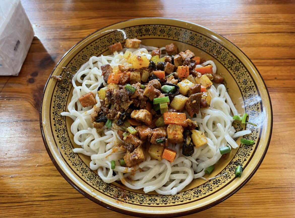 おはようございます.ᐟ.ᐟ
7月9日水曜日　東大阪は晴れ
今日は雷の予報がありますので、お気をつけください。

先週に弊社社員が海外研修に行っておりました✈️
お昼ご飯の写真をお届けします！😋✨🍜

#企業公式が朝の挨拶を言い合う 
#企業公式が毎朝地元の天気を言い合う 
#企業公式相互フォロー