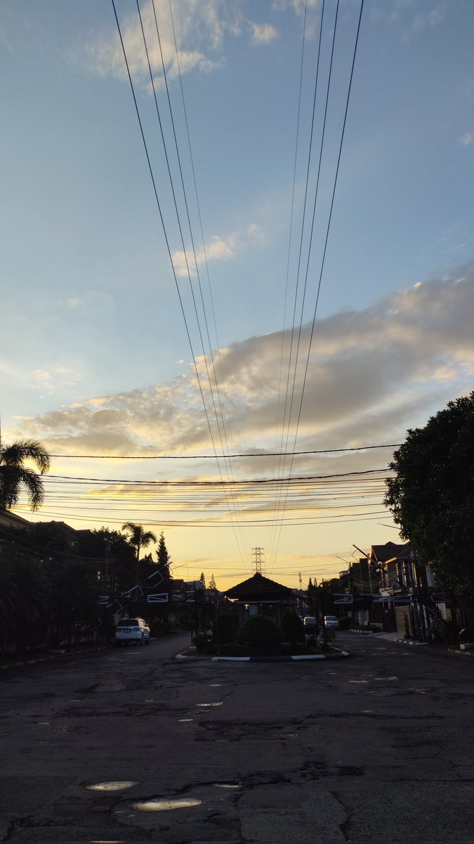 Selamat Pagi dari keindahan Bdg dengan hangatnya sinar matahari dan dunia perkabelan listriknya. Bonus Menara Eiffel Van Java di kejauhan