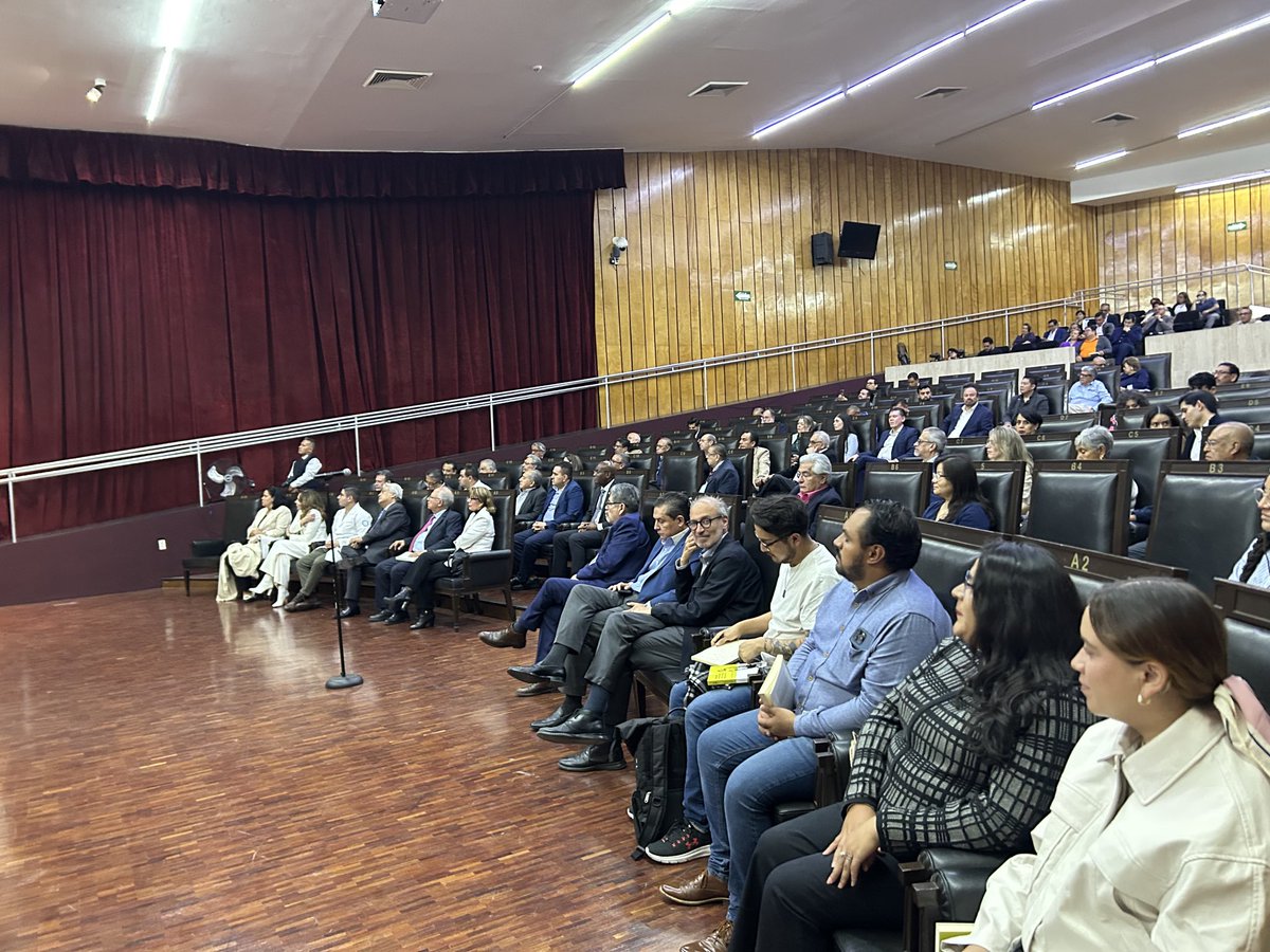 Un abrazo al doctor <a href="/jogueagui/">Jorge Guerrero</a> un anecdotario de la medicina. “Anécdotas profesionales que un médico debe conocer”. Con el prólogo y la presentación de los grandes. Un homenaje a su padre el doctor E. Guerrero y a su  familia.