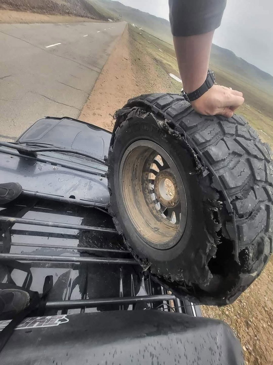 ‼️Өндөр хурдтай явж байх үед автомашины дугуй буудвал юу хийх вэ?

1. Эхний алхам:
Дугуй дэлбэрэх үед аль болох тайван байж, жолоогоо хоёр гараараа чанга барих хэрэгтэй.

2. Хоёр дахь алхам:
Хамгийн чухал зүйл бол хөлөө тоормосноос холдуулж, огт тоормослохгүй байх явдал юм.