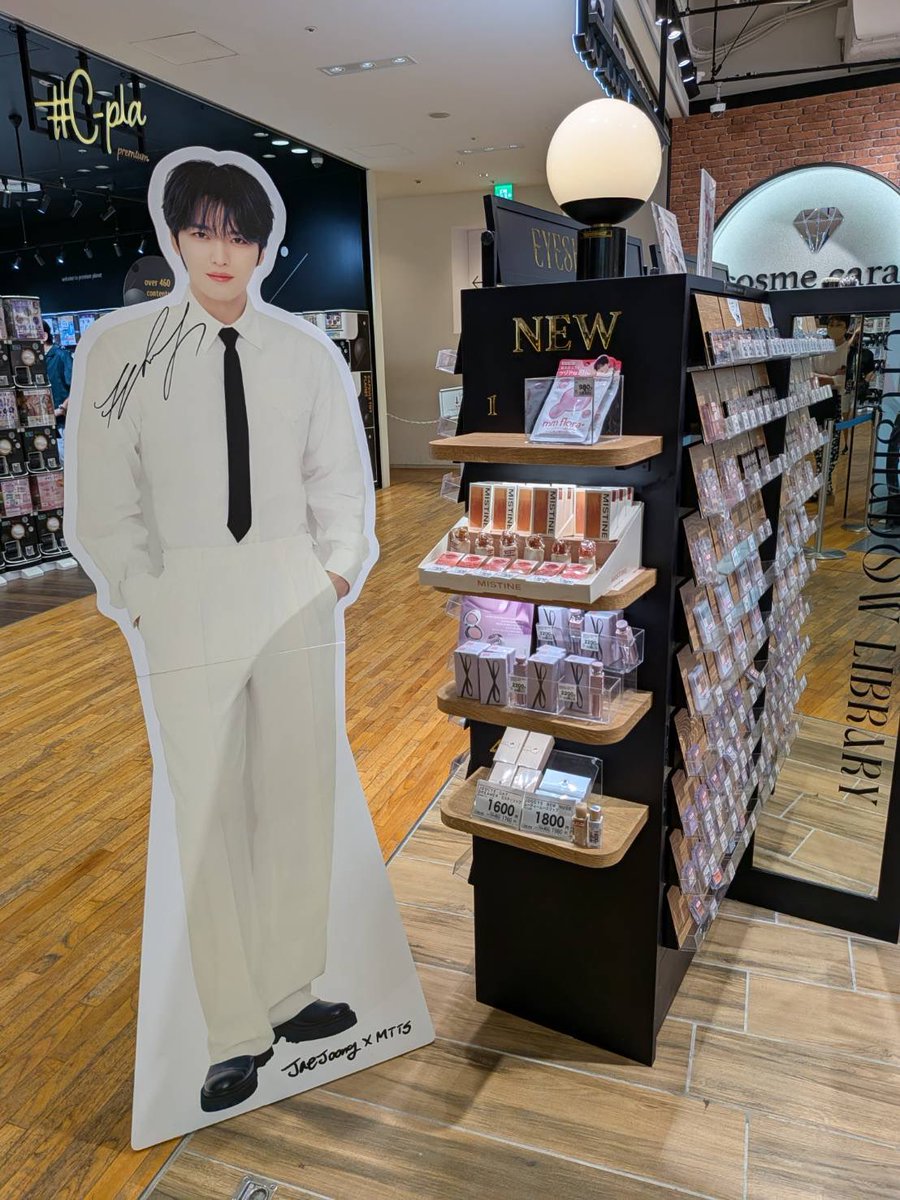 📢コスメカラット表参道原宿店にも🐱
ジェジュンさん直筆サイン入りパネルを展示中🫢💘

お近くにお越しの際は、ぜひお立ち寄りください！

#MiiS #ジェジュン #エムエムフローラ