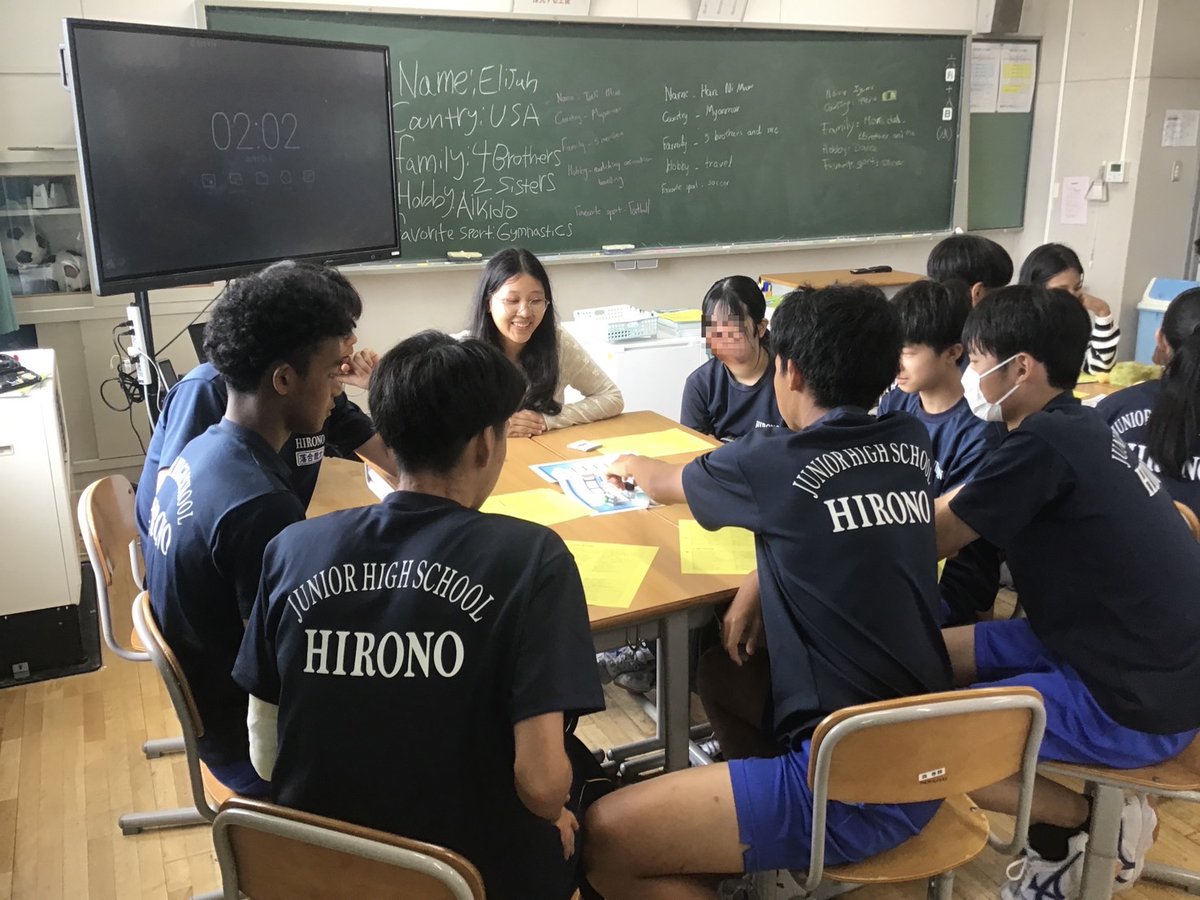 shkpr's tweet image. 広野中学校で「グローバルデイ」開催!🌎✨
5/8・6/24に留学生との交流授業が行われました。Canvaで母国の文化や教育、スポーツを紹介し、中学生たちは熱心に交流!😊
「早くまた行きたい!」と留学生も意欲的。次回は10月開催予定です!
#広野中学校 #グローバルデイ #異文化理解 #留学生交流