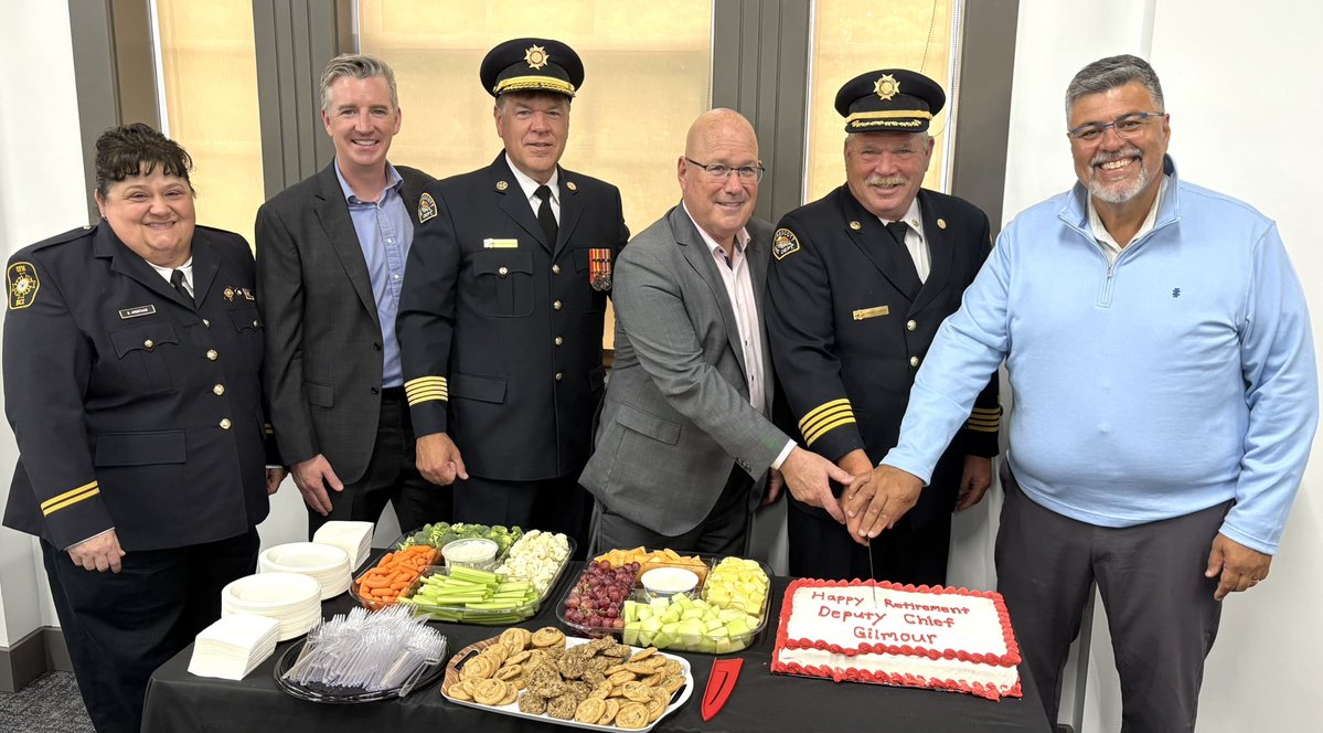 SteveClarkPC's tweet image. Wonderful night in @TownofPrescott to honour and celebrate a remarkable legacy of service to the community by members of the Prescott Fire Department.
👏 Fire Chief Renny Rayner was recognized for his 35 years of service.
👏 John Houston for 30 years.
👏 It was a double…