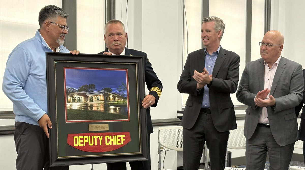 SteveClarkPC's tweet image. Wonderful night in @TownofPrescott to honour and celebrate a remarkable legacy of service to the community by members of the Prescott Fire Department.
👏 Fire Chief Renny Rayner was recognized for his 35 years of service.
👏 John Houston for 30 years.
👏 It was a double…
