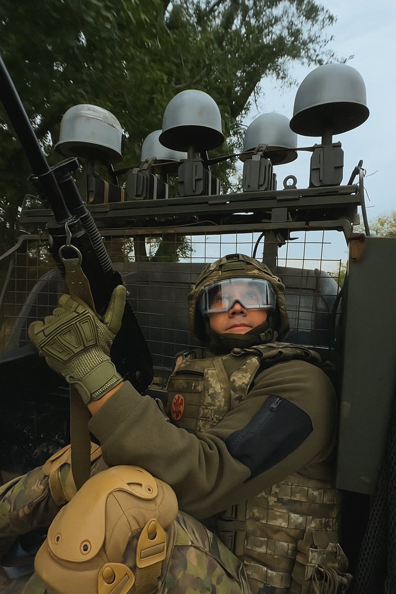 A Ukrainian soldier from the 93rd Mechanized Brigade scanning for armed Russian drones as he rides in a military truck through Kostiantynivka, Ukraine, last month.
📸 DGUTTENFELDER