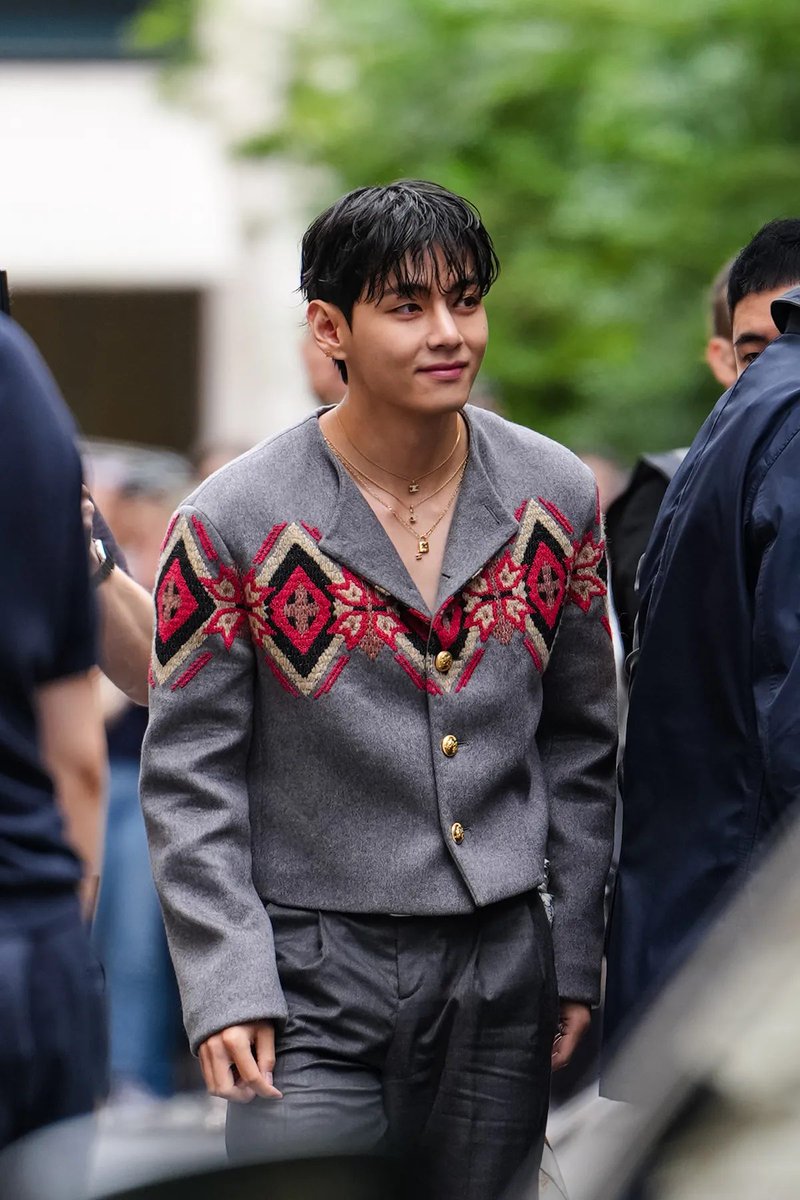 voguejp's tweet image. パリで開催された新生セリーヌの2026年春夏コレクション。エディ・スリマンの退任後、新アーティスティック・ディレクターに就任したマイケル・ライダーによるデビューショーに、#BTS #V が来場。#テテ #TAEHYUNG #김태형 #방탄소년단 #뷔
voguejapan.visitlink.me/eA4Q-E