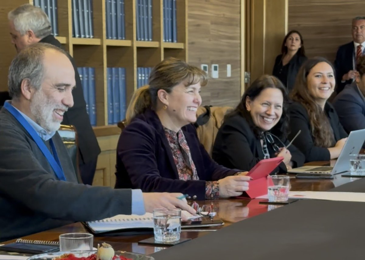 Gabriela Elgueta (@gabyelguetap) on Twitter photo Junto al equipo directivo Minvu, nos reunimos con la Contralora General de la República, Dorothy Pérez. Una instancia de fortalecimiento y colaboración entre nuestras instituciones para avanzar en un <a href="/Minvu/">MINVU - Chile</a> cada vez más transparente, al servicio de las personas y de la probidad. Junto al equipo directivo Minvu, nos reunimos con la Contralora General de la República, Dorothy Pérez. Una instancia de fortalecimiento y colaboración entre nuestras instituciones para avanzar en un <a href="/Minvu/">MINVU - Chile</a> cada vez más transparente, al servicio de las personas y de la probidad.