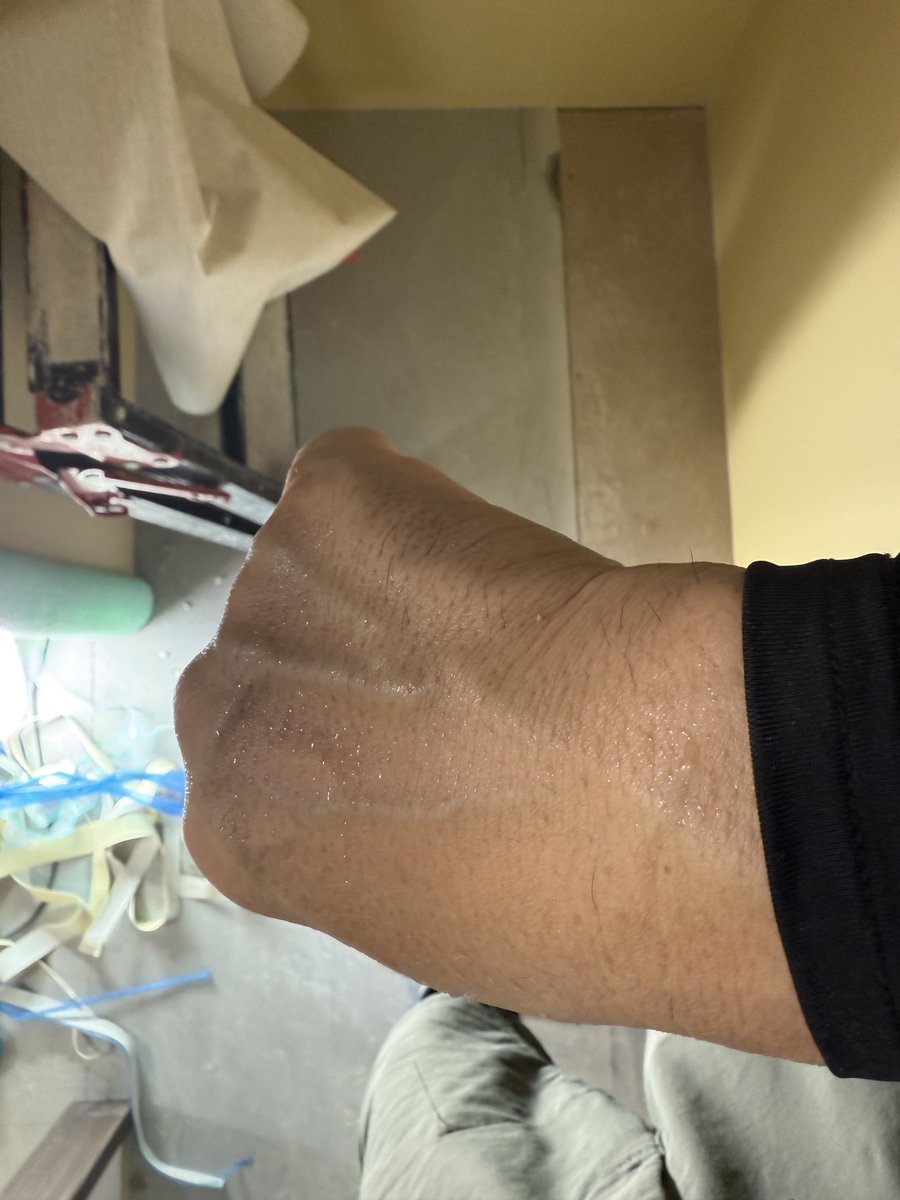 ウォークインの中がサウナ状態で死ぬw
手の甲から汗噴き出すぐらい暑いw