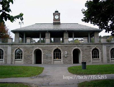Tucked on Mount Royal’s slopes, Westmount is rich in architecture—from the Beaux-Arts Westmount Park Pavilion to neo-Tudor, built 1890–1930. Once a Victorian suburb, it’s now a historic district where elegant homes still shine. #Architecture #Quebec bit.ly/3Tc5d93