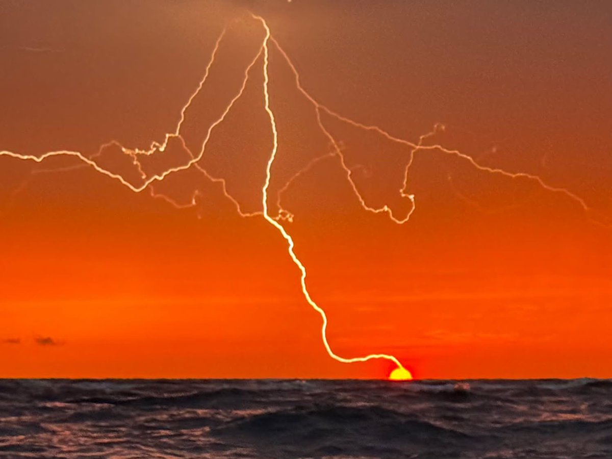 KatieLock7wx's tweet image. My dad just sent me this from one of his friends in Cape May, NJ! #njwx