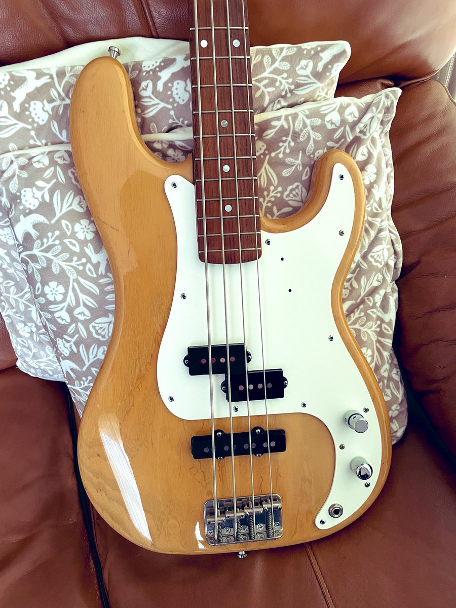 shugybass1968's tweet photo. コイツをクリーニングして弦高とネックの反り具合をチェック✔️
まだまだ健康体です👌
#precisionbass 
#PJbass
#carlosguitar https://t.co/NFho6Nal5v