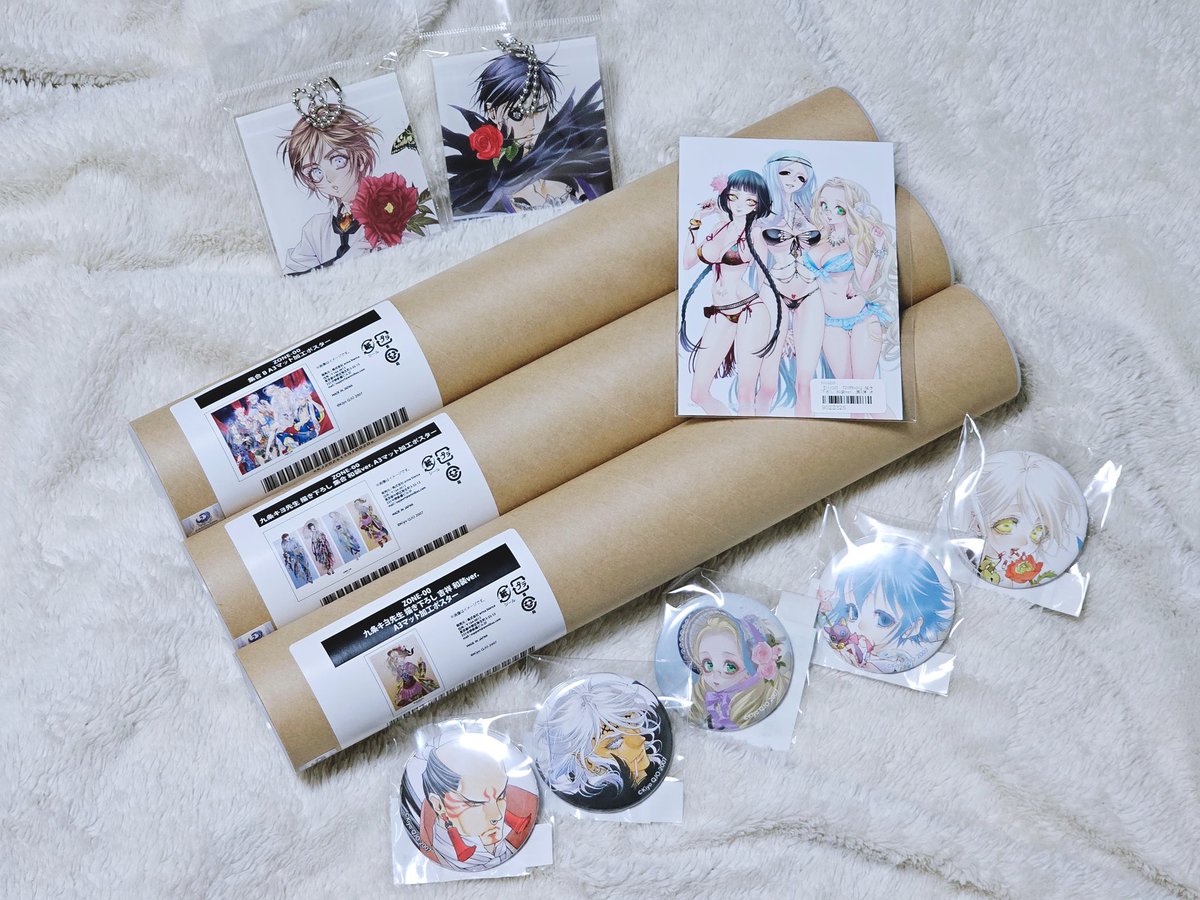 Byakko1704's tweet image. 前陣子收到一番賞❤️
一直忘記要去買A3畫框掛起來
但我真的還有空間掛他們嗎…………
順便整理了之前收到的畫冊跟九条催麥同人畫冊的時候拍的照片!
真的好喜歡喔……
前幾天還一邊追⛓️直播一邊久違的翻書櫃跟抽屜裡的本本們,一切的喜好跟審美真的都是這些東西堆積起來的啊❤️