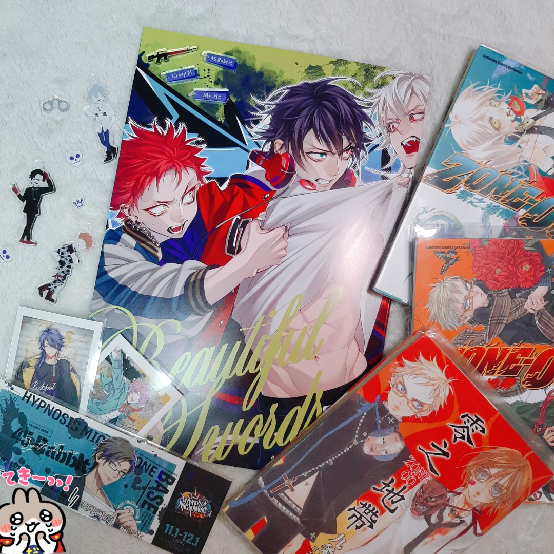 Byakko1704's tweet image. 前陣子收到一番賞❤️
一直忘記要去買A3畫框掛起來
但我真的還有空間掛他們嗎…………
順便整理了之前收到的畫冊跟九条催麥同人畫冊的時候拍的照片!
真的好喜歡喔……
前幾天還一邊追⛓️直播一邊久違的翻書櫃跟抽屜裡的本本們,一切的喜好跟審美真的都是這些東西堆積起來的啊❤️