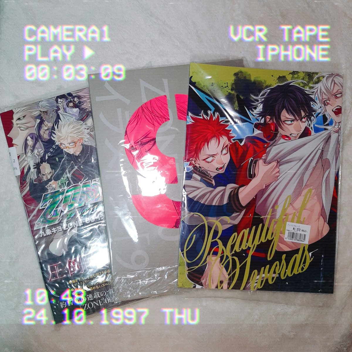 Byakko1704's tweet image. 前陣子收到一番賞❤️
一直忘記要去買A3畫框掛起來
但我真的還有空間掛他們嗎…………
順便整理了之前收到的畫冊跟九条催麥同人畫冊的時候拍的照片!
真的好喜歡喔……
前幾天還一邊追⛓️直播一邊久違的翻書櫃跟抽屜裡的本本們,一切的喜好跟審美真的都是這些東西堆積起來的啊❤️