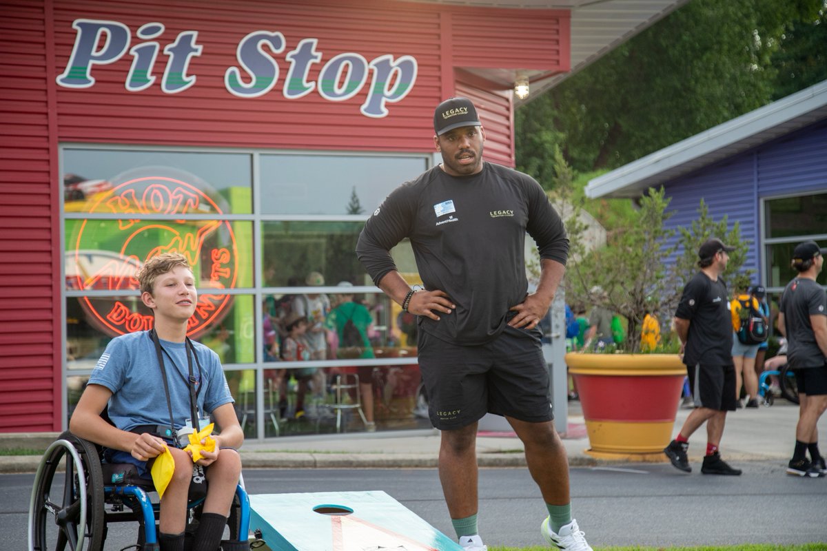 VictoryJunction's tweet image. There’s nothing like a NASCARnival with a full house of all our friends! 🏁 Y’all know the drill - so many snacks, so many games, and even more smiles! 🎉🍩🏁
@KPCharityRide
@LEGACYMotorClub
@therichardpetty
@kylepetty
@EricEstepp17