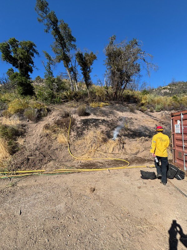 CAL FIRE CZU (@calfireczu) on Twitter photo NEW DETAILS:
🔥🔥🔥
This afternoon just before 4:00pm, CAL FIRE, <a href="/BoulderCreekFD/">Boulder Creek FD</a> and Ben Lomond Fire were dispatched to a small fire making an uphill run off of Hill House Road in <a href="/sccounty/">Santa Cruz County</a>. Conditions were warm but there was no wind.
The fire was burning in brush, oak, and NEW DETAILS:
🔥🔥🔥
This afternoon just before 4:00pm, CAL FIRE, <a href="/BoulderCreekFD/">Boulder Creek FD</a> and Ben Lomond Fire were dispatched to a small fire making an uphill run off of Hill House Road in <a href="/sccounty/">Santa Cruz County</a>. Conditions were warm but there was no wind.
The fire was burning in brush, oak, and