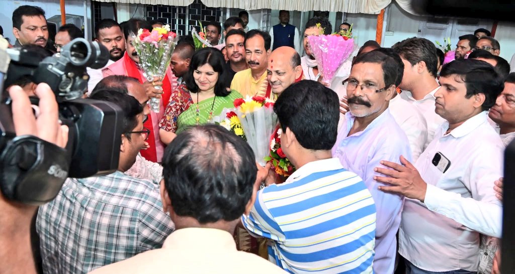 AprajitaSarangi's tweet image. Reached Bhubaneswar after the PUBLIC ACCOUNTS COMMITTEE Meeting at Delhi & met Sri @ManmohanSamal , newly elected State President, @BJP4Odisha at State BJP Office very late into the night yesterday. Wished him Good Luck. Assured him of all our support.
Jai Jagannath !