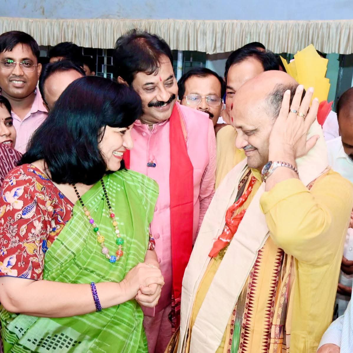 AprajitaSarangi's tweet image. Reached Bhubaneswar after the PUBLIC ACCOUNTS COMMITTEE Meeting at Delhi & met Sri @ManmohanSamal , newly elected State President, @BJP4Odisha at State BJP Office very late into the night yesterday. Wished him Good Luck. Assured him of all our support.
Jai Jagannath !