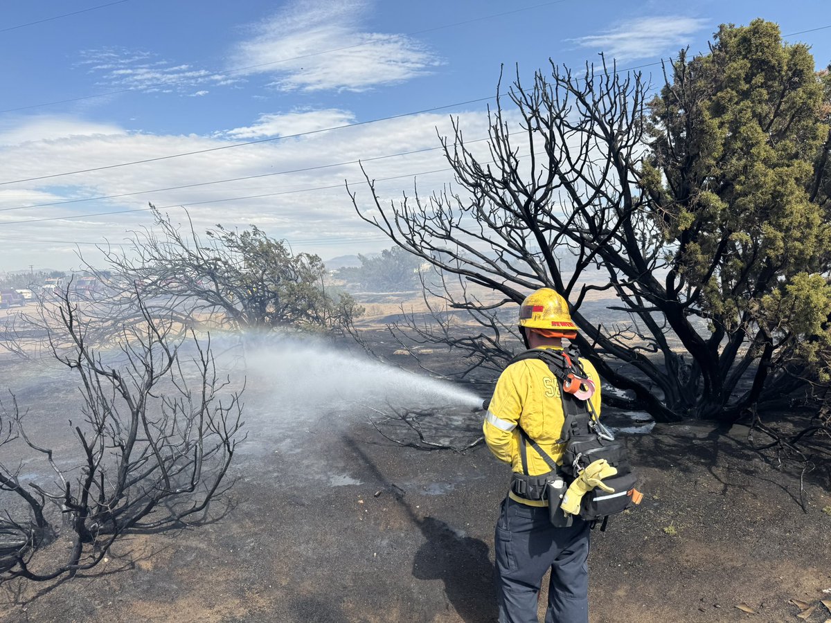 SBCOUNTYFIRE's tweet photo. HESPERIA (Final): #SBCoFD remains in unified command with @CALFIREBDU. Crews will be on-scene for approximately 1 hour to ensure complete mop-up. No reports of damage to structures or infrastructure. No injuries reported. #DaisyFire https://t.co/xF10olID3V