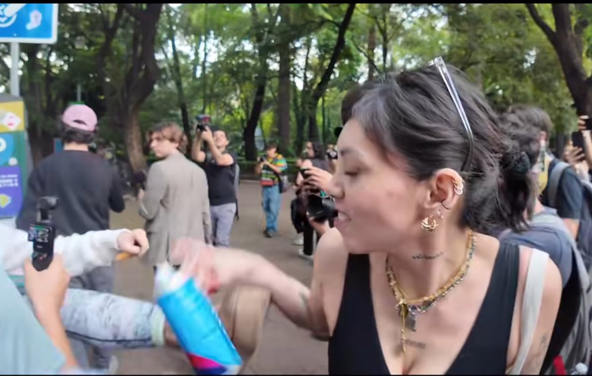 adikraj1's tweet image. Contexto rápido:
Esta refinada persona me echó grafiti negro en la ropa y luego intentó echarme en los ojos, por lo que me vi en la necesidad de desarmarla.
En fin,
califiquen mi Kung-Fu:
😂😂😂
[P.D: si alguien encuentra otro ángulo de esta escena, le agradeceré la adjunte…