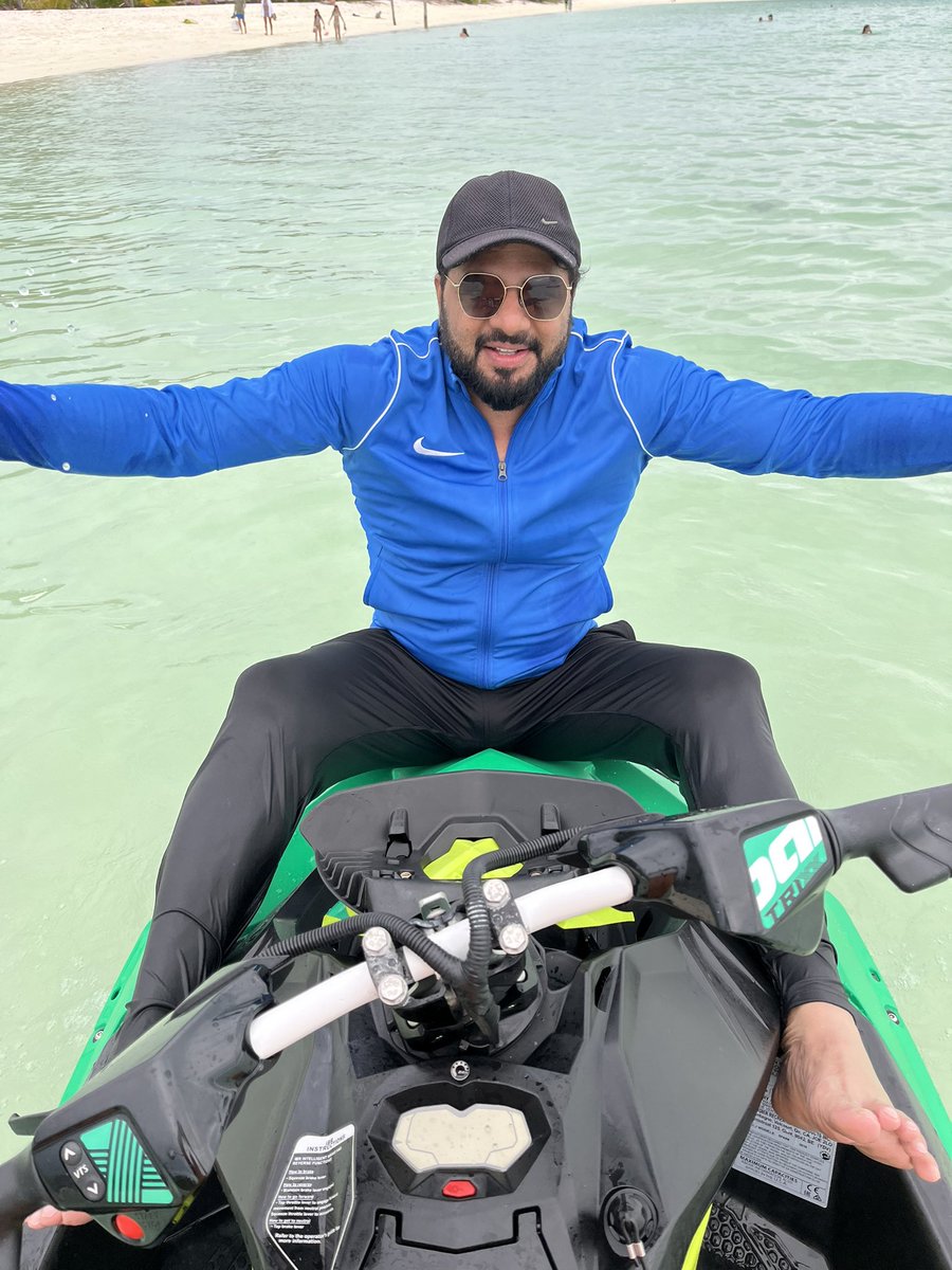 मुझ से ज़्यादा इस महफ़िल में बेइमान नहीं कोई.,
हर मिलने वाले को अपनी मुस्कराहट से गुमराह किया है मैने..!!