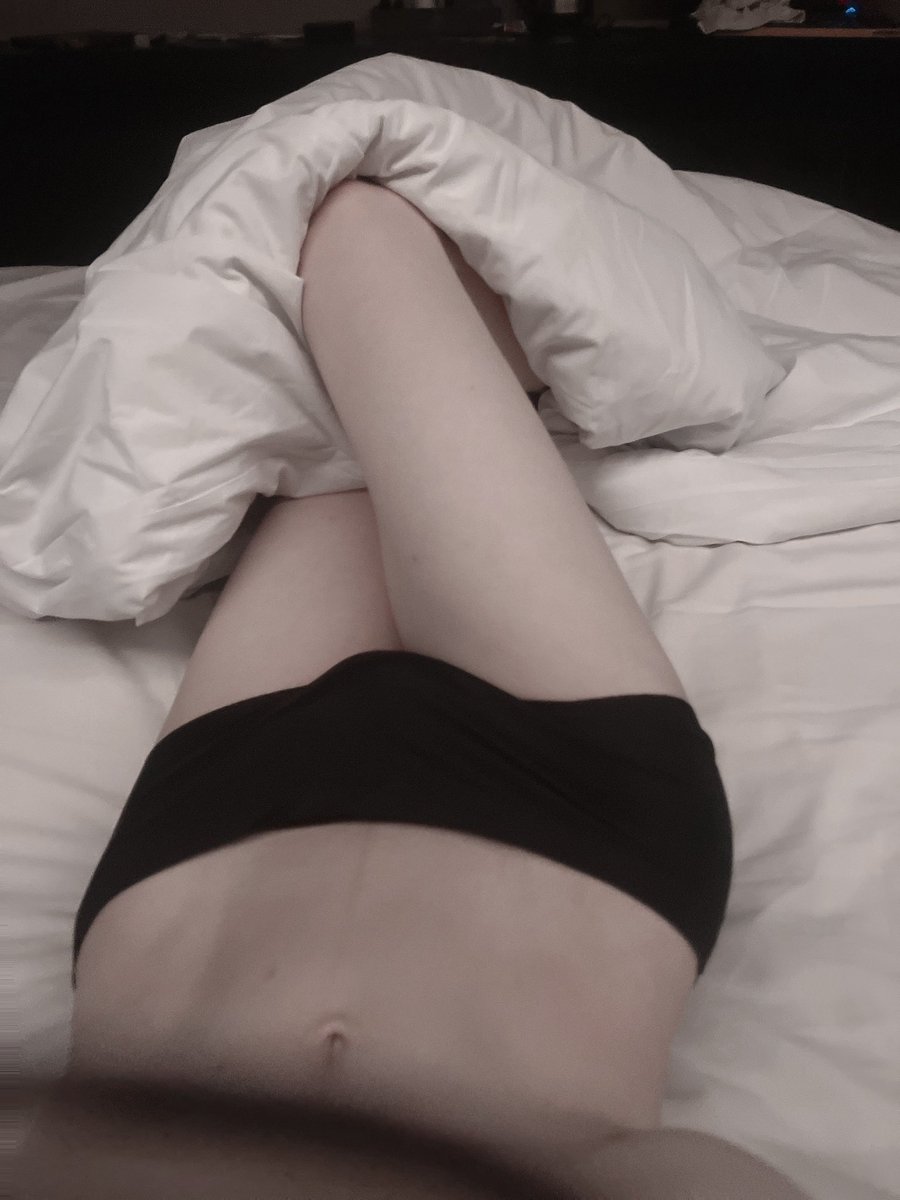 어쩌다 보니 혼텔이네 
야한거나 잔뜩 찍고 가야지