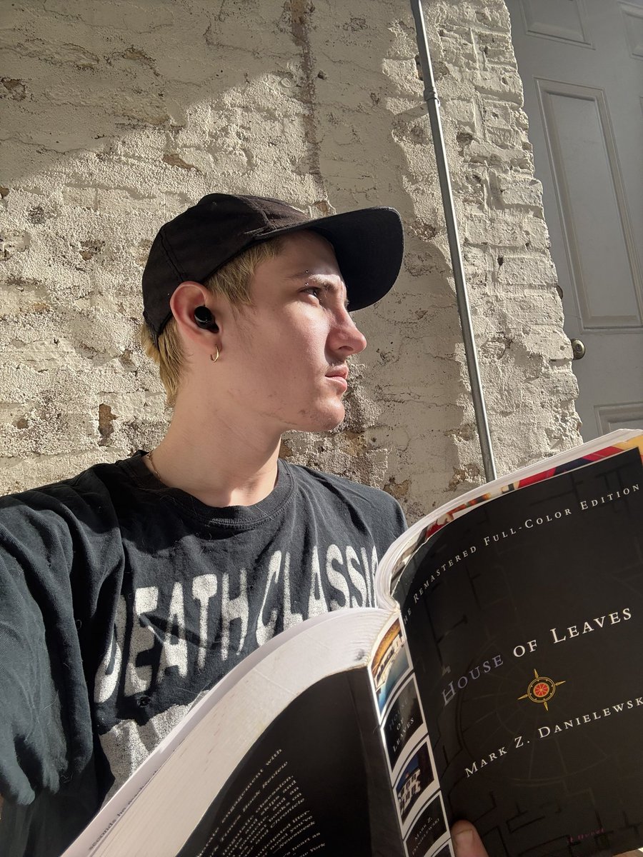 HarmfullBug's tweet photo. Millennial Maxing rn #23GoingOn31 #yesimlisteningtoanimalcollective https://t.co/mUEfI0VJlC