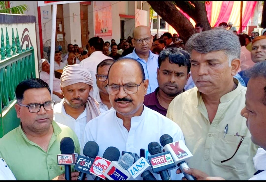 उत्तर प्रदेशीय प्राथमिक शिक्षक संघ के बैनर तले बी एस ए कार्यालय पर धरना दिया गया ।