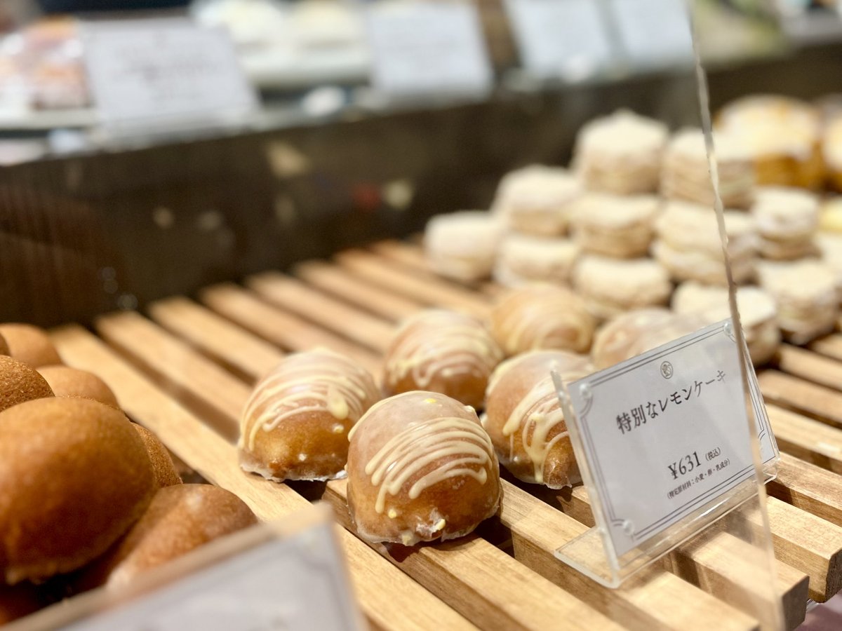 isetan_foodc's tweet image. 本日からのフードコレクションは『さわやか檸檬に抱かれて』🍋
レモンケーキ、レモンパイ、レモンのパン、レモンサワーetc...暑い季節にでも食べたくなる爽やかな味わいが勢揃い!皆様のお越しをお待ちしております🍋✨
#レモン #レモンケーキ #isetan #新宿伊勢丹